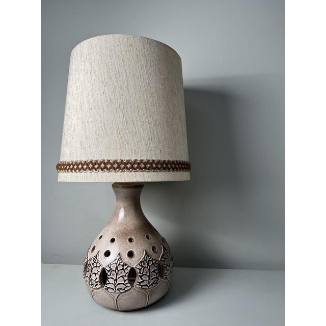 Ceramic mood lamp with two light fittings. Beautiful decor of a leaf motif. The light point and the openings in the lamp...