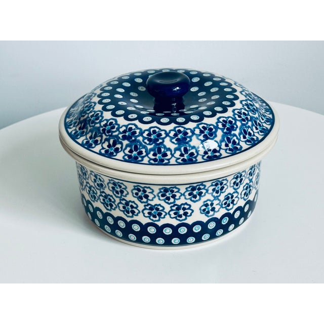 Wonderful Boleslawiec rare pansy & polka dot design, hand-painted stoneware pottery bowl with lid or casserole dish...