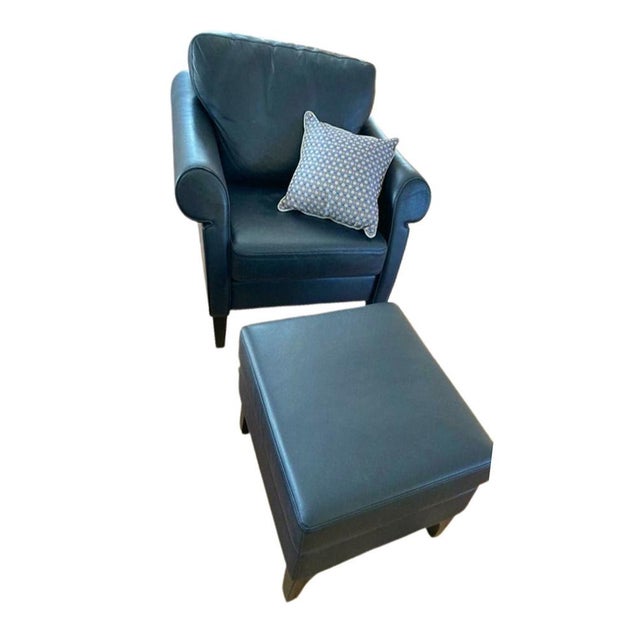The high-back chair has a neck cushion with a counterweight in the leather. The small armchair has a removable backrest...