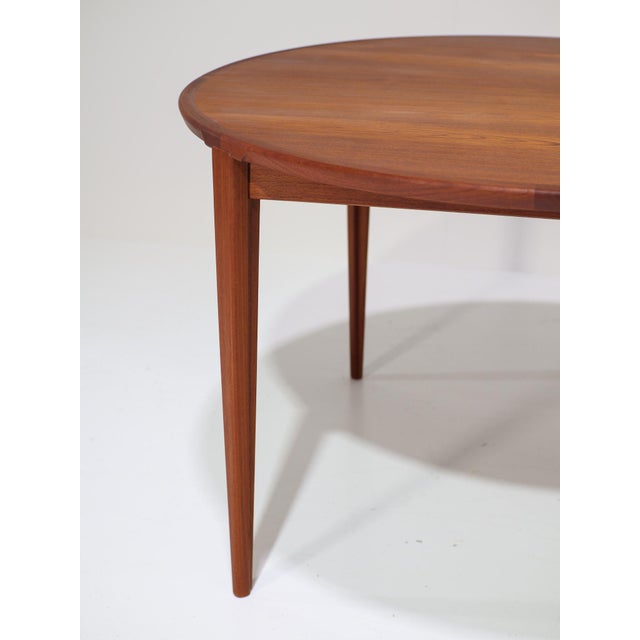 Henry Rosengren Hansen Round Extendable Dining Table in Teak by Henry Rosengren Hansen for Brande Møbelindustri, Denmark, 1960s For Sale - Image 4 of 18