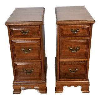 1930s Pair of English Chippendale Walnut Nightstands / Bedside Tables For Sale
