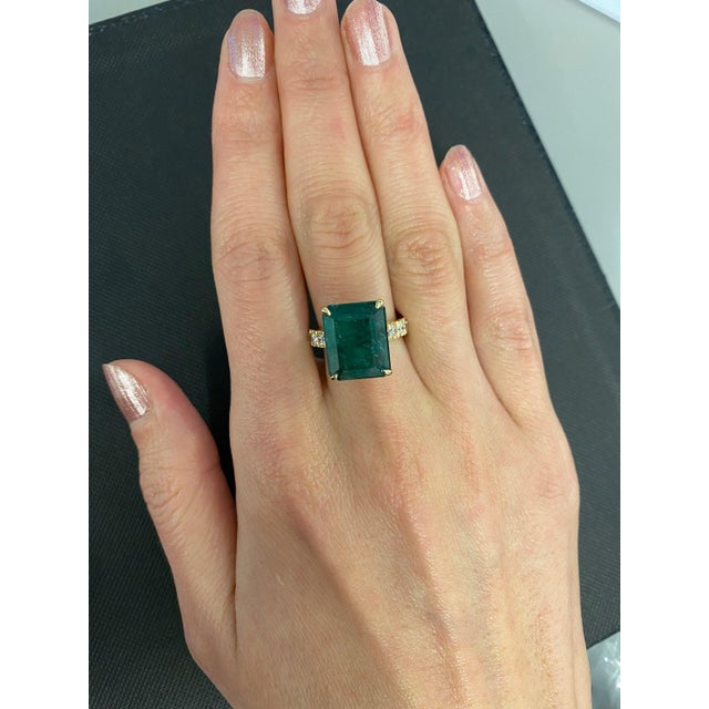Fancy Vivid Green Emerald Shape Step Cut Emerald Diamond Cocktail Statement Unique 18 Karat Yellow Gold Solitaire Ring *...