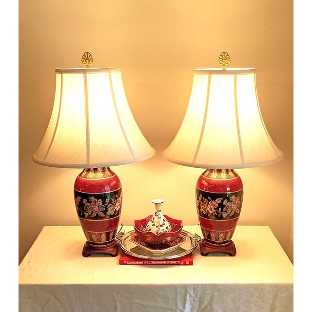 This spectacular pair of vintage Wescal Lamp Company chinoiserie porcelain ginger jar table lamps brings a grand,...