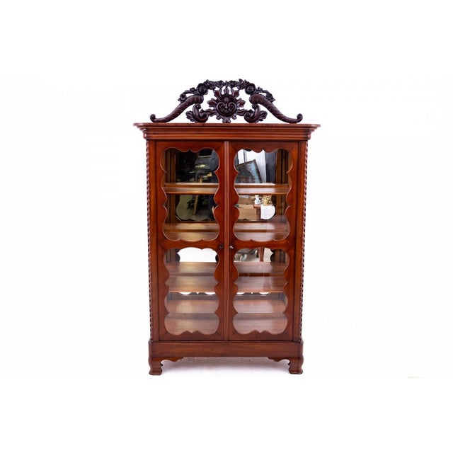 Showcase, Western Europe, around 1900. Very good condition. Wood: mahogany Dimensions: height 194 cm / width 118 cm /...