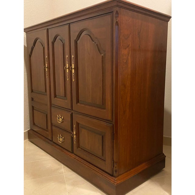 Late 20th Century Pennsylvania House Georgian Cherry wood Entertainment Cabinet/Center in Excellent Condition. This all-...
