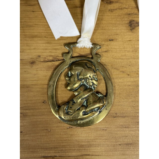 English Vintage English Horse Brass Ornament Shakespeare For Sale - Image 3 of 3