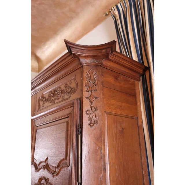Baroque cabinet with a distinctive cornice decorated with fine carving. All made of selected solid oak. Cassette doors...