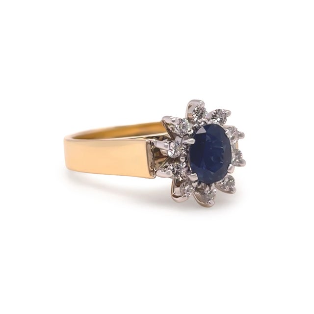 Contemporary 18ct Two-Tone Gold Sapphire and Diamond Cluster Ring 1.45ct 6.5g For Sale - Image 3 of 9