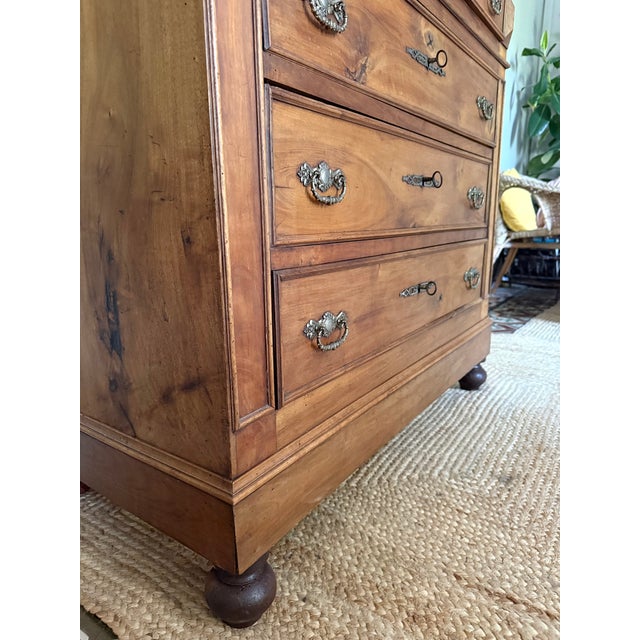 Louis Philippe Commode in Walnut and White-Grey Marble, 19th Century For Sale - Image 13 of 18