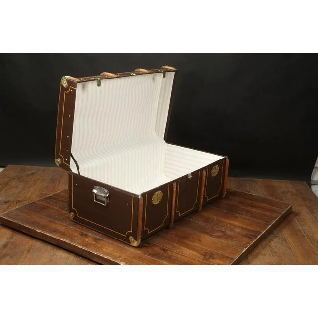 Vintage Brown Curved Trunk, in Very Good conditions. Designed 1920 to 1949