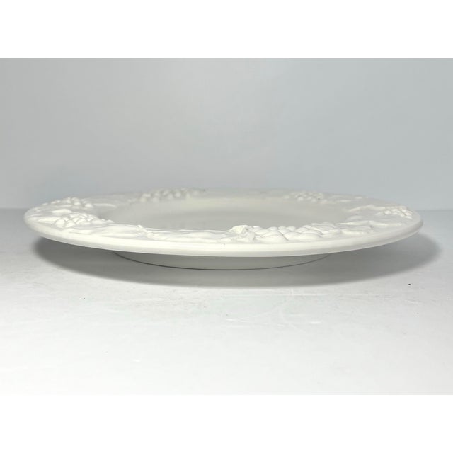 Crate & Barrel 1990s Crate & Barrel 8 Large Ceramic White Embossed Grape Leaf Dinner Plates - Set of 8 For Sale - Image 4 of 6