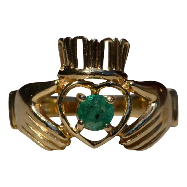 The Timberwyck: Ladies Yellow Gold Claddaugh Ring set with Emerald For Sale