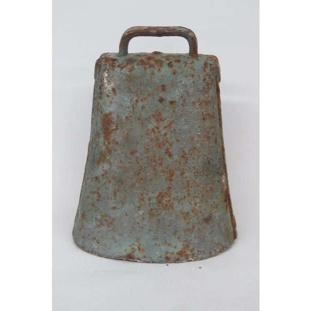 American Primitive Rustic Metal Large Cow Bull Bell 4543b For Sale - Image 11 of 11
