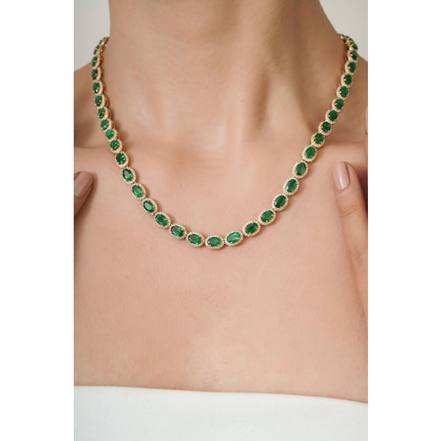 Contemporary VRJewels 22.13Ct Emerald & 4.61Ct Diamond Tennis Necklace 18k Yellow Gold 17 Inches For Sale - Image 3 of 15
