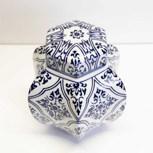 Chinoiserie Vintage Chinoiserie Blue & White Hexagon Ginger Jar For Sale - Image 3 of 7