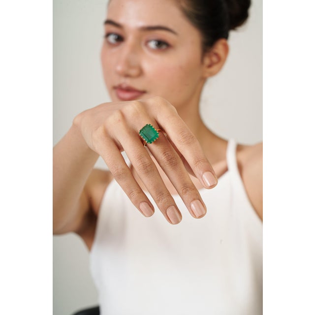 9.08Ct Claw Set Natural Green Emerald Solitaire Ring Size 9 in 18k Yellow Gold For Sale - Image 12 of 17