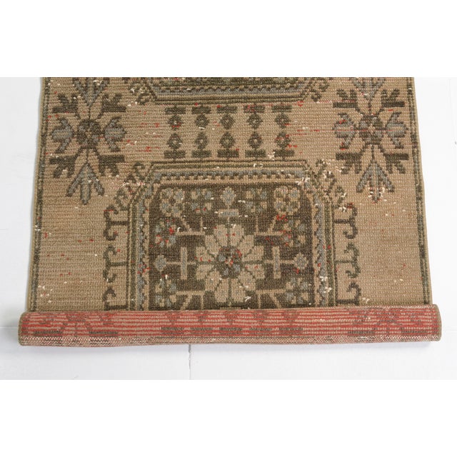 Mid 20th Century Muted Stone Grey & Sand Floral Medallion Rug For Sale - Image 6 of 10