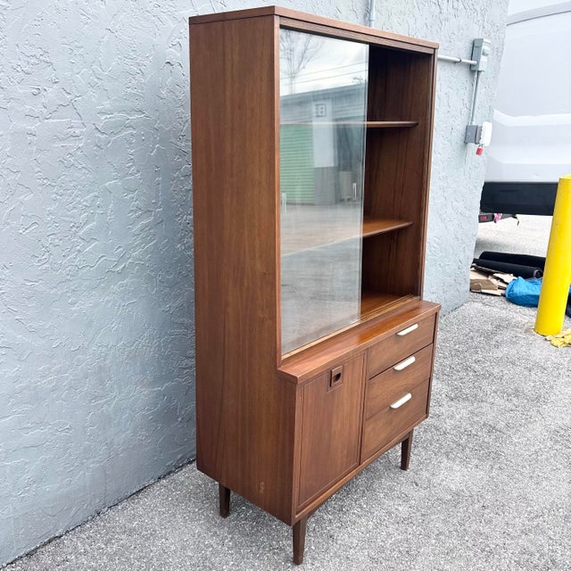 Stanley Furniture Mid Century Modern Walnuts Laminate Top China/Display Cabinet by Stanley Furniture For Sale - Image 4 of 12