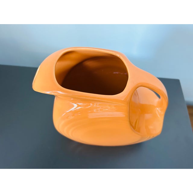 Fiesta Large Disk Pitcher Tangerine Retired Color – Homer Laughlin Usa Vitrified China 67 1/4 Oz Mid-Century Style Serveware For Sale - Image 10 of 14