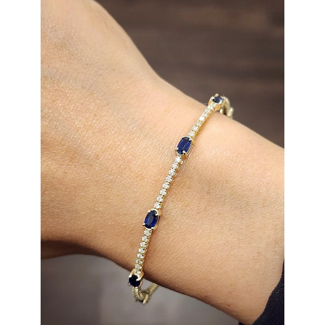 Modern 1.50 Ct Natural Sapphire & Diamond Flexible Bracelet in 14k Yg For Sale - Image 3 of 8