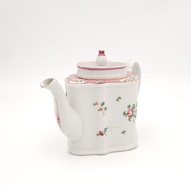 A Lowestoft Chinese export–style tea pot, England circa 1790. Chips to lid and spout.