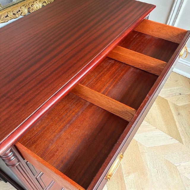 1960s Traditional Federal Revival Ribbon Mahogany Dresser | Entryway Piece For Sale - Image 10 of 11