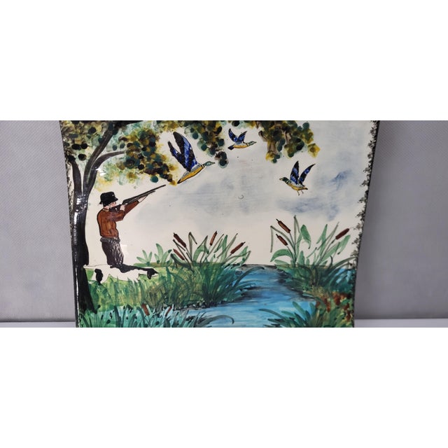Ceramic dish depicting a hunting scene. Hand-painted. In good condition. Dimensions: 22.5 x 25 cm Height: 4 cm