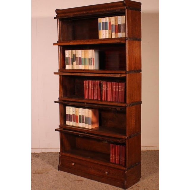 Elegant Globe Wernicke London oak bookcase from the late 19th/early 20th century, England, comprising five sections and a...