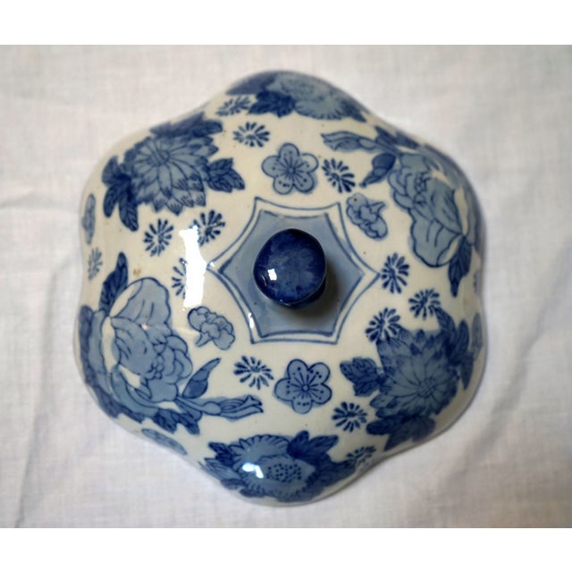 Chinese Mid 20th Century Chinese Blue and White Ceramic Hexagonal Gourd-Shaped Jar With Lid For Sale - Image 3 of 9