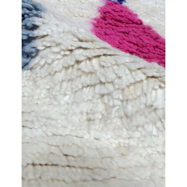 Colorful Azilal Rug – Handmade Moroccan Berber Rug with Vibrant Diamond Motifs This colorful Azilal rug is a striking...