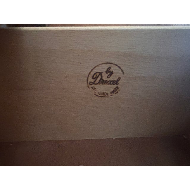 Traditional 1980s Drexel “Oxford Square” China Cabinet – Excellent Condition For Sale - Image 3 of 8