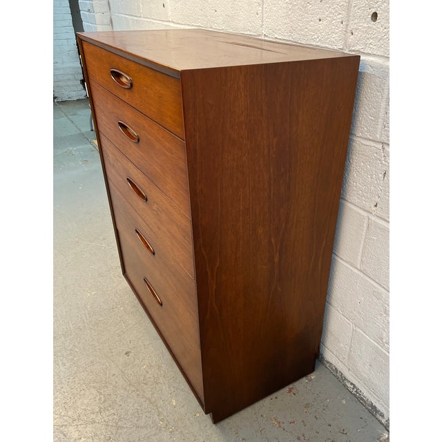Henredon Circa 60' Mid-Century Modern Walnut Highboy Dresser For Sale In New York - Image 6 of 17
