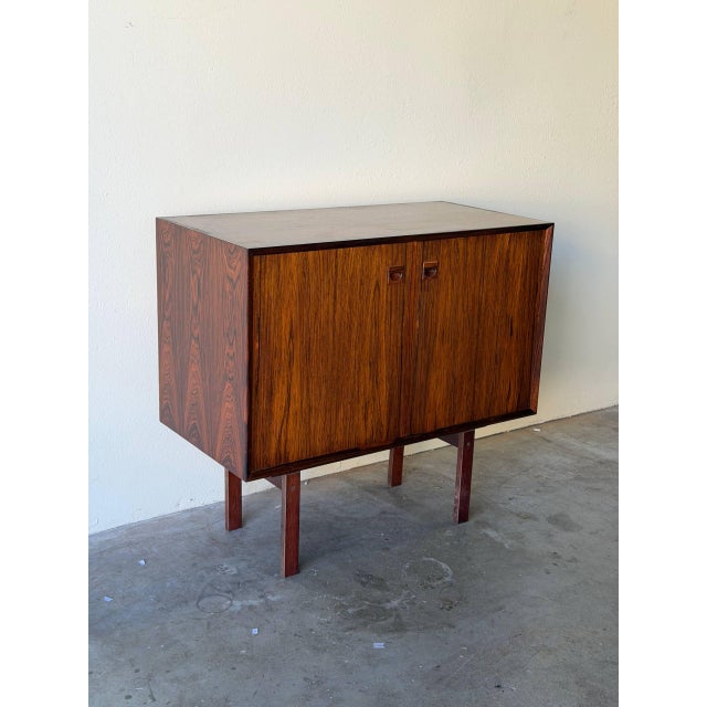 Mid-Century Modern Danish Rosewood Cabinet in Style of Brouer – Vintage Mid Century Modern Bar Cabinet 1960s For Sale - Image 3 of 9