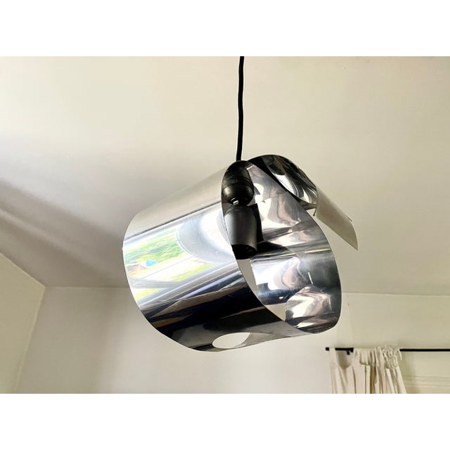 1970s pendant light made of chromed metal strips. In good vintage condition (see photos) Height of the frame alone: ​​18...