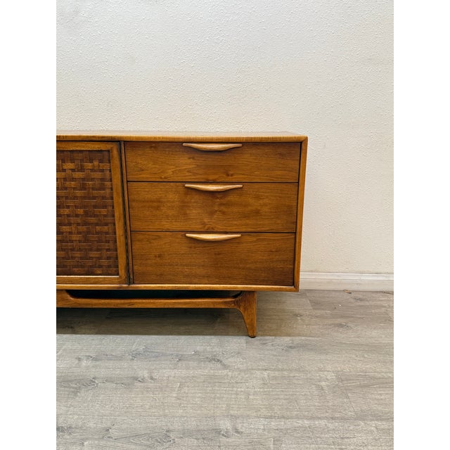 Beautiful super long mid century modern walnut dresser manufactured by Lane with lots of storage space in excellent...