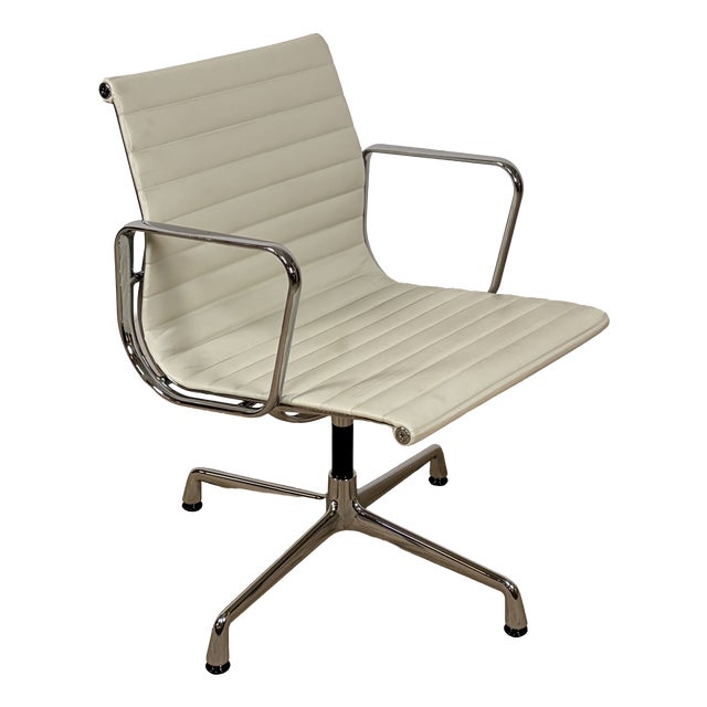 EA 117 Aluminium Desk Chair in White Leather and Chrome by Charles and Ray Eames for Vitra For Sale