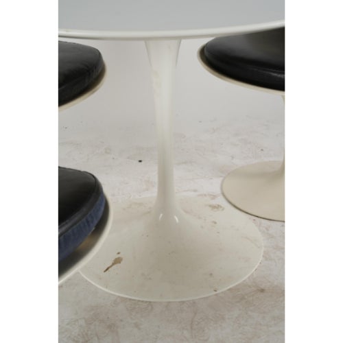 Mid 20th Century Eero Saarinen for Knoll Tulip Dining Set – Table & 4 Side Chairs For Sale - Image 5 of 6