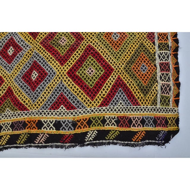 Mid-20th Century Anatolian Cicim Kilim Rug - Boho Chic Geometric Tribal Area Rug For Sale - Image 9 of 10