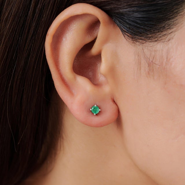 Add a touch of timeless sophistication to your collection with these exquisite, minimalist solitaire stud earrings....