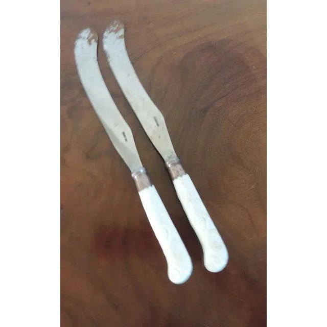 Ceramic 18th Century English George III Bow Porcelain Knives with Blanc de Chine Handles 1755 Knife - a Pair For Sale - Image 7 of 10