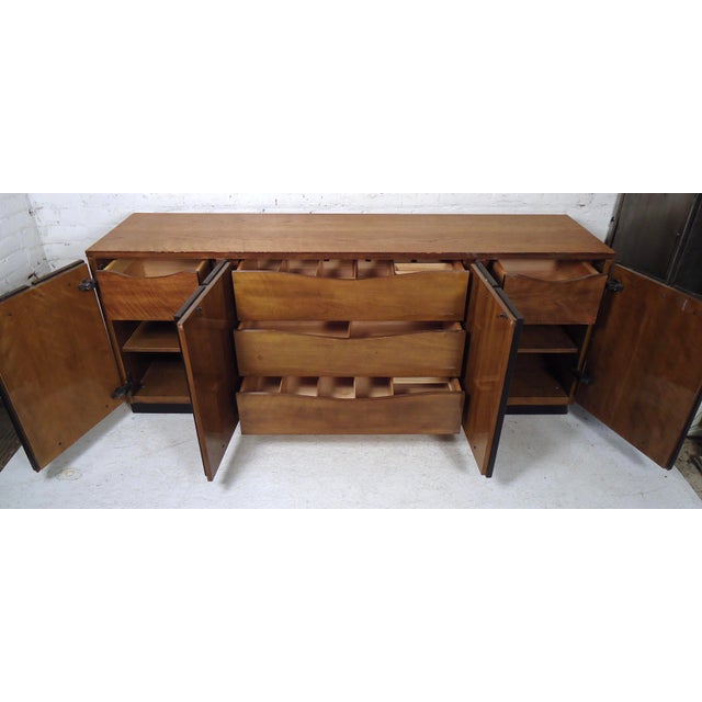 Henredon Mid-Century Modern Credenza by Henredon, Attributed For Sale - Image 4 of 10