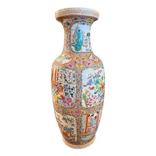 Large Chinese Export Rose Medallion Porcelain Vase. Early 20th Century. For Sale