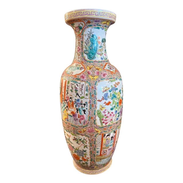 Large Chinese Export Rose Medallion Porcelain Vase. Early 20th Century. For Sale