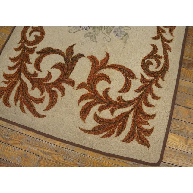 Early 20th Century 1930s Ivory Floral Folk Art Antique American Hooked Rug 2'8" X 4'8" Handknotted Wool Carpet For Sale - Image 5 of 6