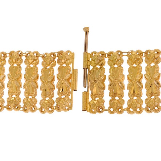 Contemporary Vintage 22k Gold Bracelet Embossed Long Flower Link 32mm Wide For Sale - Image 3 of 4