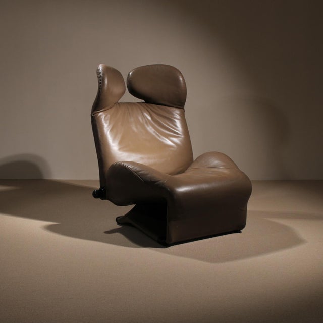 The Wink chair by Toshiyuki Kita for Cassina, presented here in brown leather, is a sophisticated statement of postmodern...