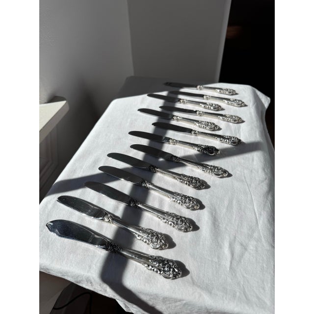 Metal Mid 20th Century Wallace Sterling Silver Handle Dinner Knives – Grande Baroque Pattern, Classic Elegance For Sale - Image 7 of 12