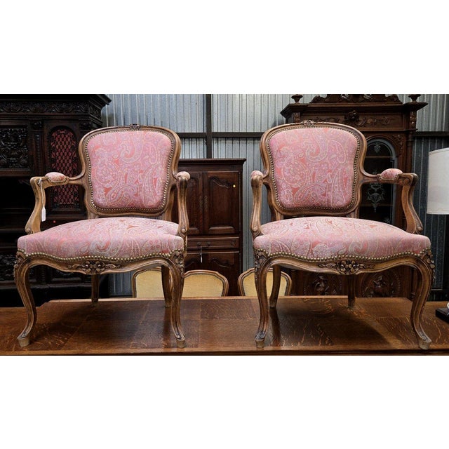 Pair of Louis XV style cabriolet armchairs Beautiful cashmere-style upholstery Sculptural decorations Cabriole legs