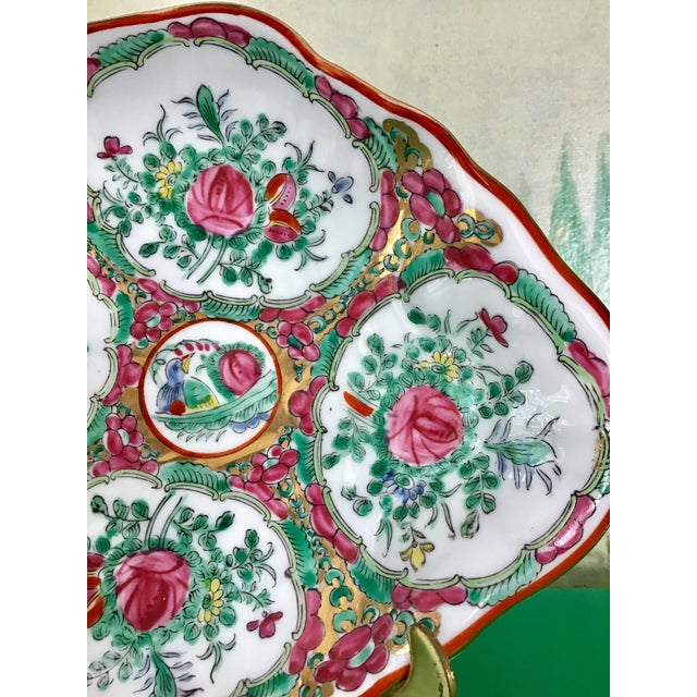 Chinoiserie Rose Medallion Porcelain Shell Bowl Catchall For Sale - Image 3 of 6