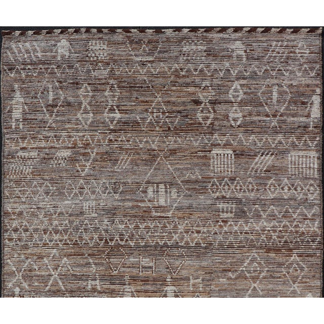 Moroccan Style Distressed Modern Rug in Diamond Design in Earthy Tones. Keivan Woven Arts; rug SNK-1864, country of origin...